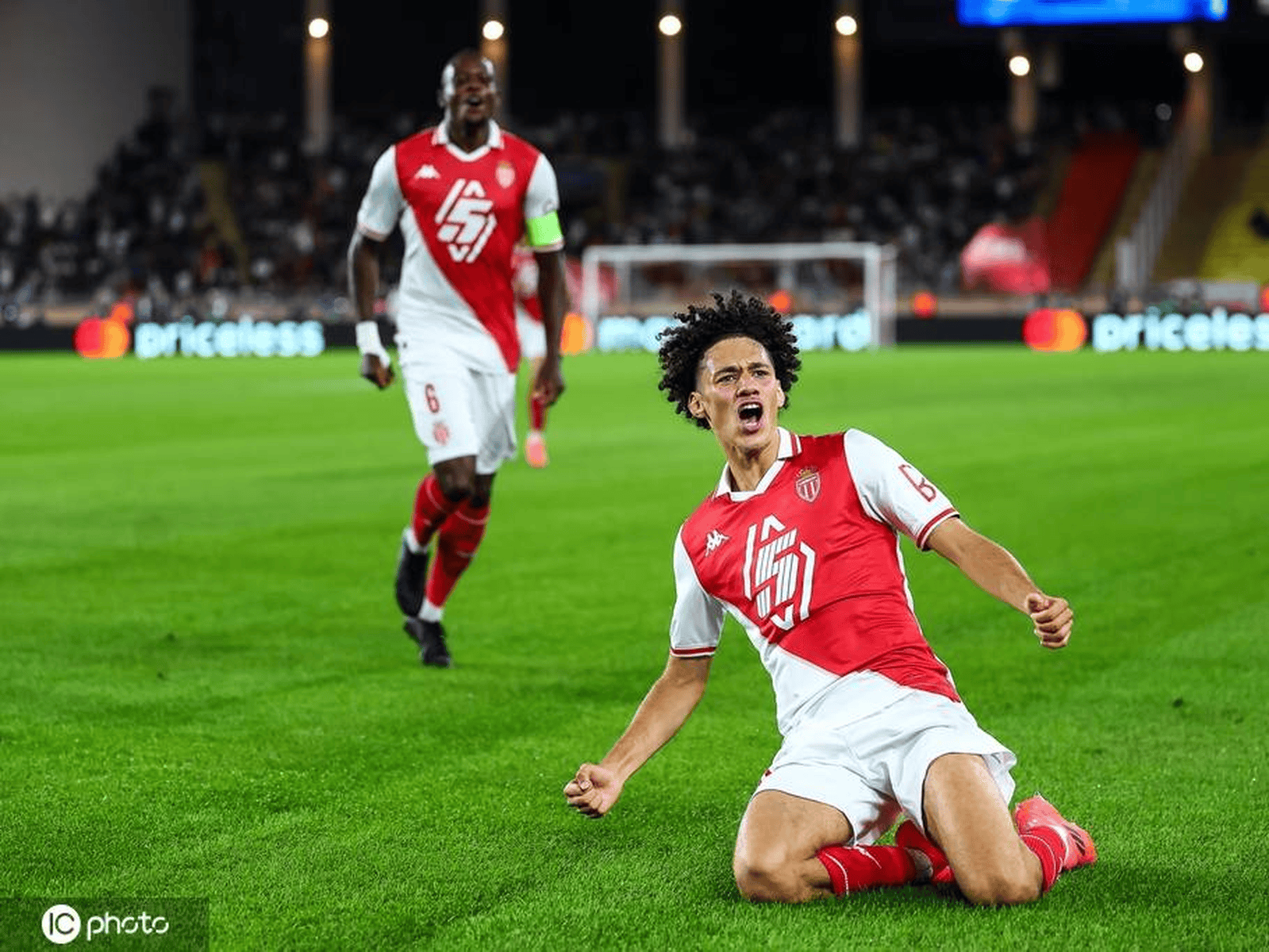 九游游戏中心-包含晋级下一阶段引发热议！，Faker在巴塞罗那比赛中出色防守赛场气氛高涨的词条-九游游戏中心